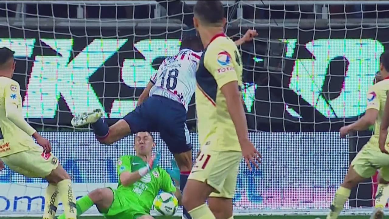 Enorme Agustín Marchesín hace la atajada del Clásico