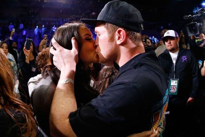 Actualmente el boxeador mantiene una relación con la mexicana Nelda Sepúlveda, con quien ya espera a su tercer hijo.