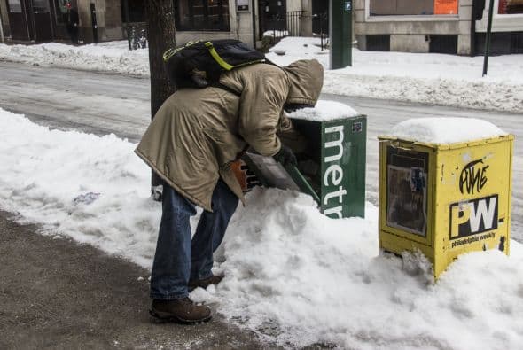 Imagenes de personas que salieron sin importar la tormenta de nieve en Filadelfia. Febrero marcó un récord de nieve que no se ha visto en 150 años.