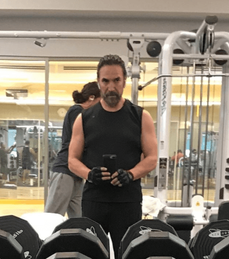 Marco Antonio Solís es otra de las celebridades del regional mexicano que también ha elegido mantener una vida saludable practicando ejercicio, por lo que lo mismo aparece en el gimnasio que en exteriores corriendo, caminando o paseando en bicicleta.