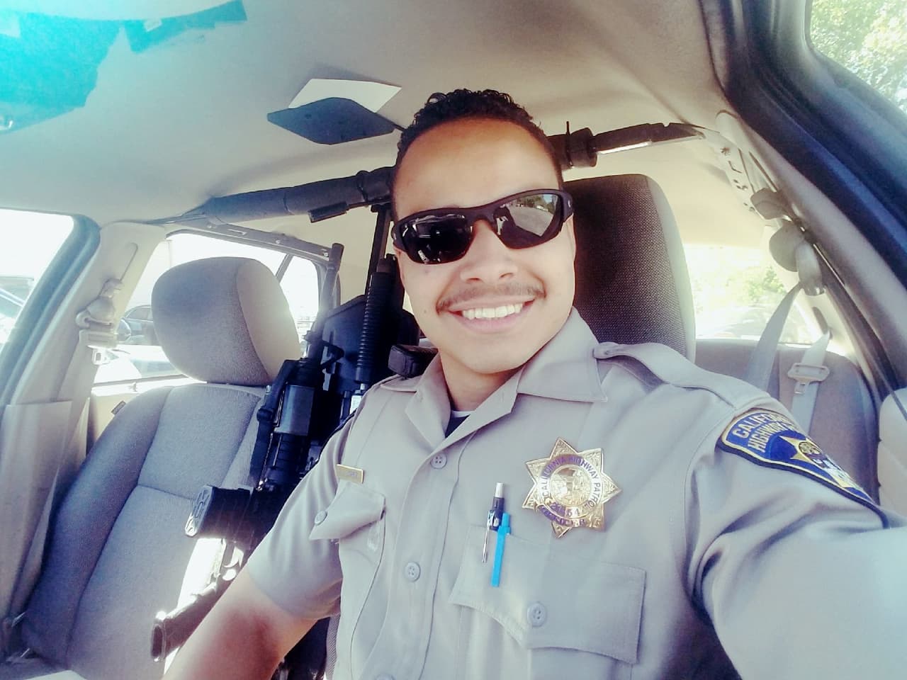 El oficial Edwin López de la Patrulla de Caminos de California.