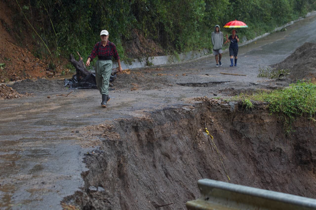 COSTA RICA- Una carretera destruida en Alajuelita, en las afueras de San José, capital del país. La tormenta tropical Nate se formó en la costa de Nicaragua el jueves y comenzó a subir hacia el norte en dirección a EEUU.