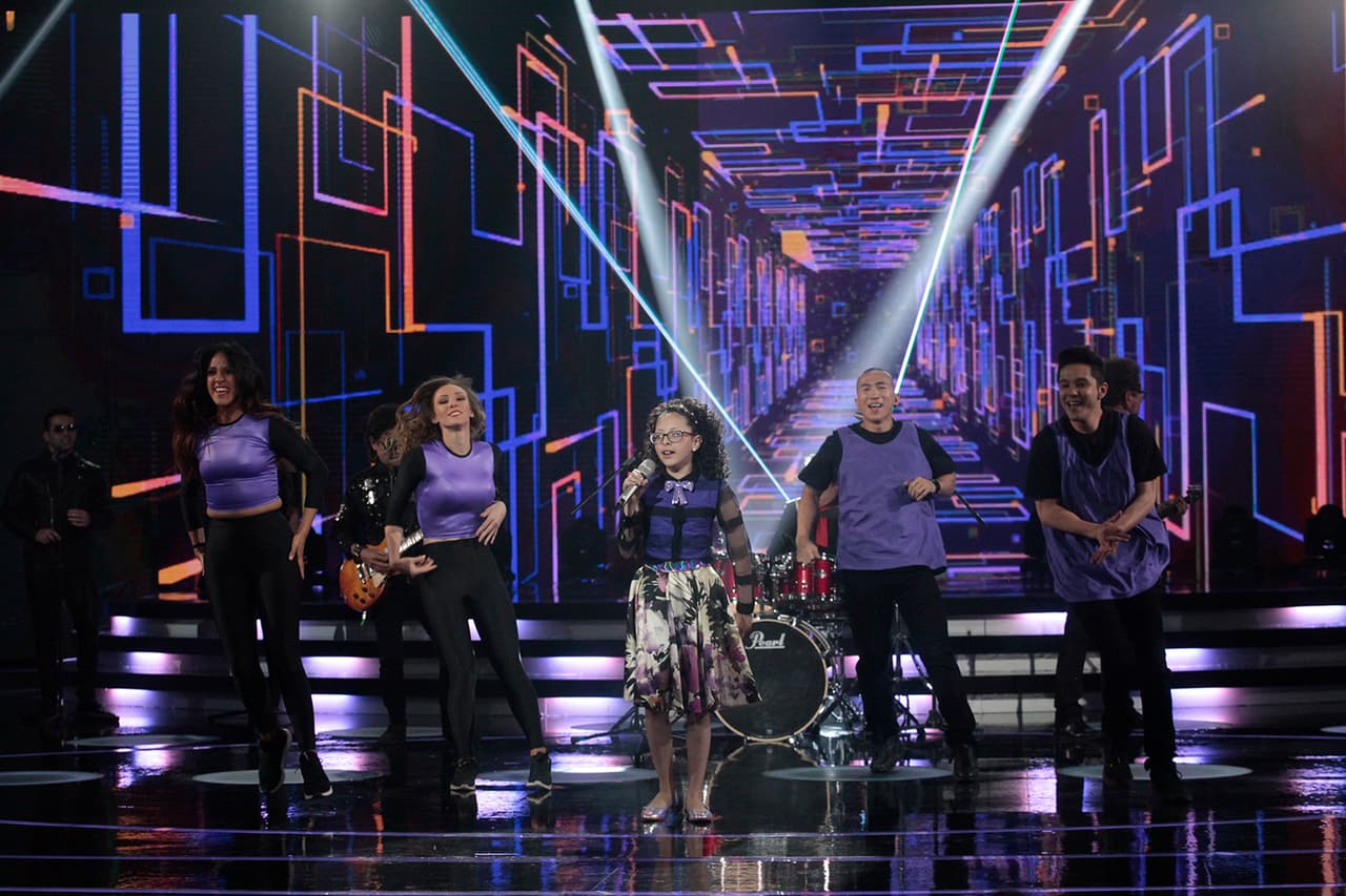 A la cantante que siempre ha dejado al jurado con la boca abierta le correspondió cantar y bailar 'Vive', canción que Kabah hiciera famosa.