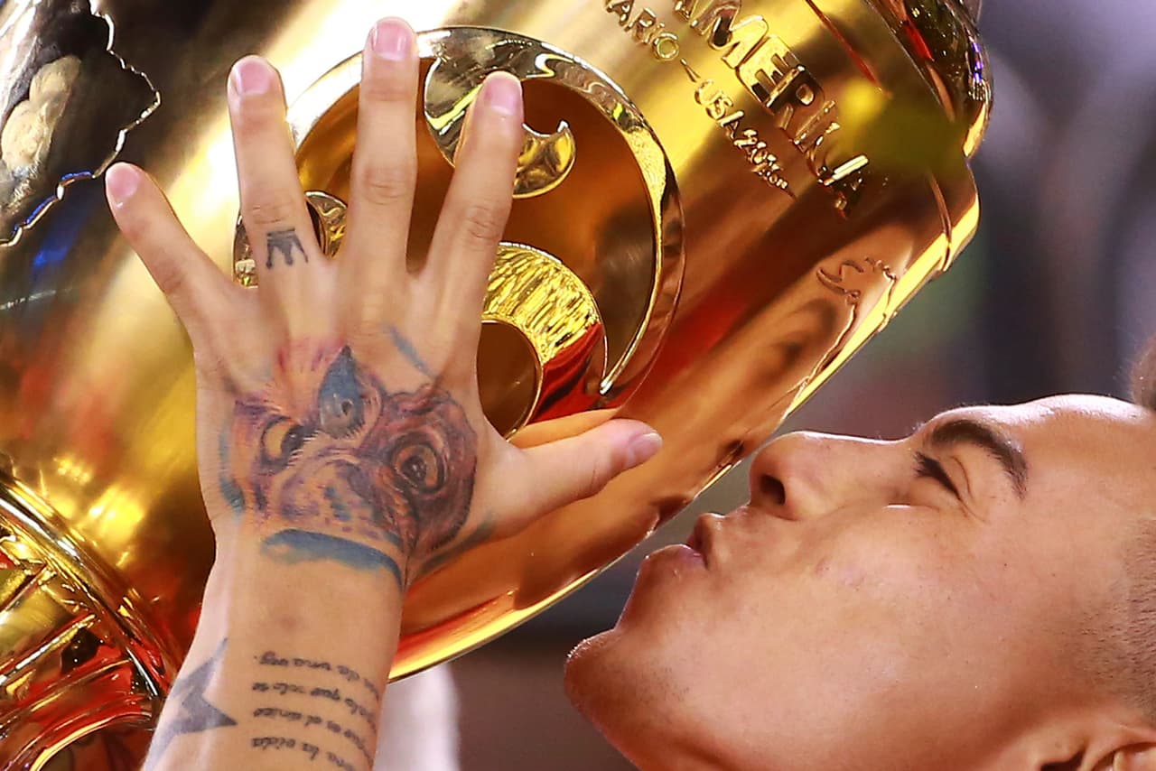 La carrera de Eduardo Vargas ha estado marcado por su éxito con la Selección de Chile, con la que ha obtenido la Copas América en 2015 y en 2016, la Centenario.