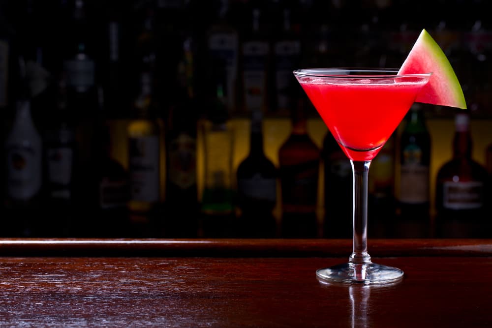 Este trago frutal contiene vodka y su color rojo lo sumamente atractivo. Los ingredientes que necesitas son: 1 taza de jugo de sandía, media taza de vodka, 1/4 taza de sirope, lima, tres cucharas de sal, tres cucharas de azúcar, hielo y rodajas de sandía.