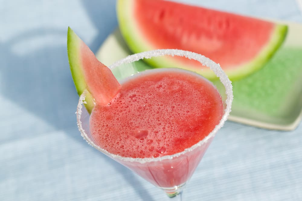 Martini de sandía. Aunque no lo creas la sandía funciona genial para un Martini, si eres toda una experta preparando esta bebida dale un toque diferente con la fruta.