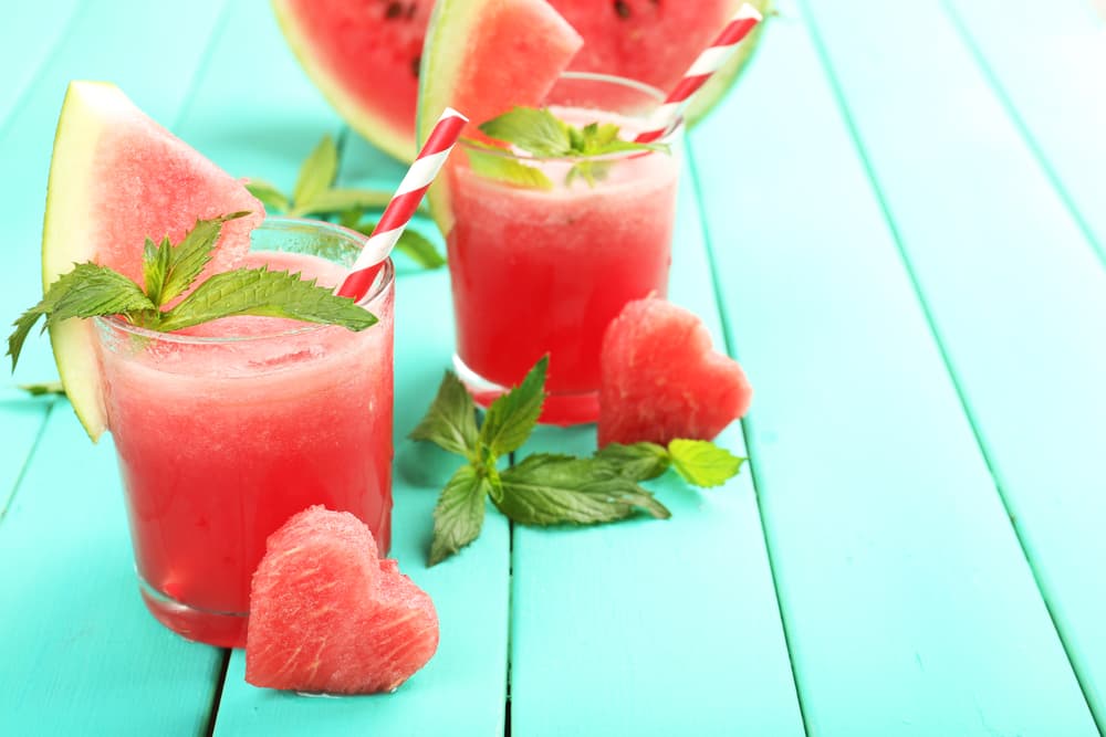 Los ingredientes que necesitas son sandía cortada en trozos con forma de cubo, infusión de albahaca e infusión de vodka. Para preparar la infusión de albahaca: 250 g de agua, 125 g de azúcar y 20 g. de albahaca fresca y la de vodka necesita 250 g agua, 125 g azúcar y 125 g vodka.