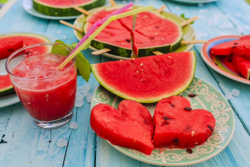 Con este calor nada mejor para refrescarte que unos deliciosos tragos, pero para que no prepares las mismas bebidas de siempre. Que te parece si experimentas un poco con la sandía verás que te llevaras una grata sorpresa.
