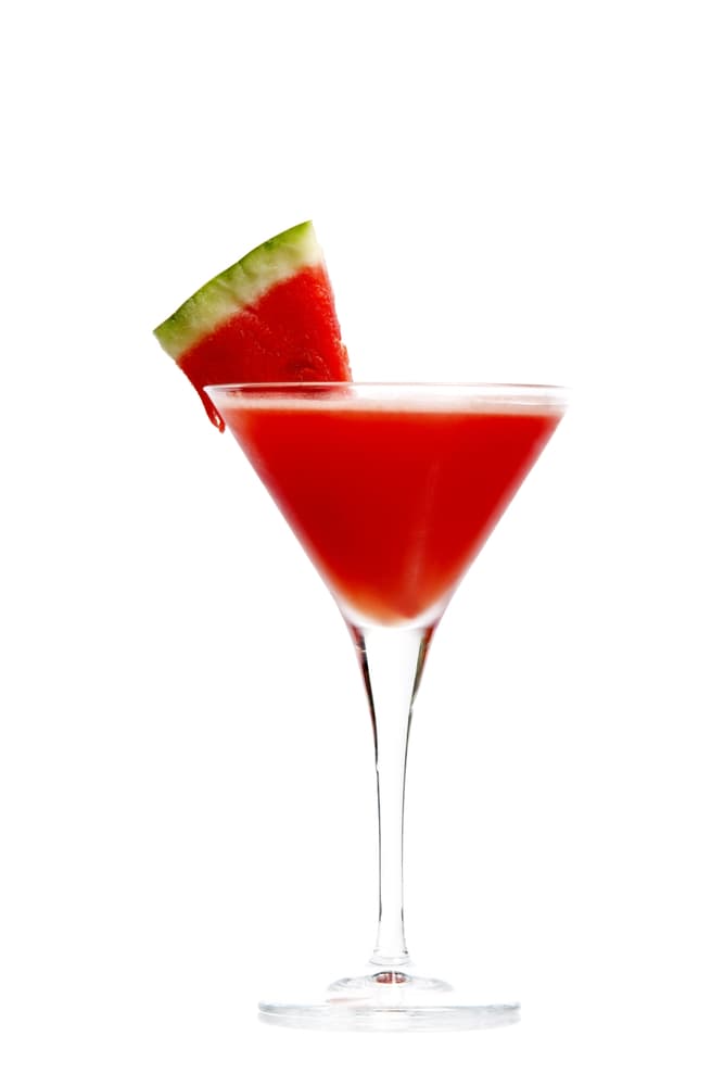 Completa el vaso con hielo, agita bien y sirve con colador en las copas de Martini. ¡Listo!