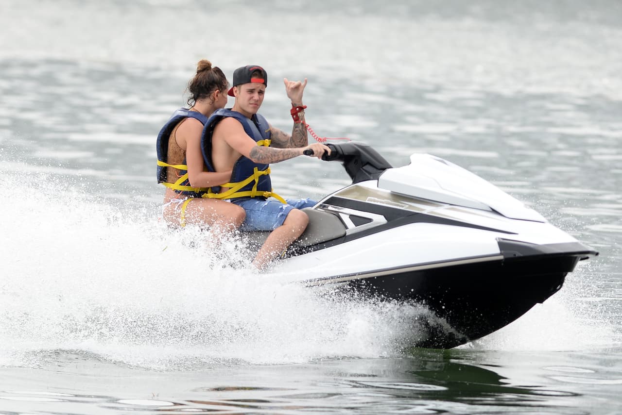 ¡Mira nada más! Justin se la pasó de lujo con la bella joven.