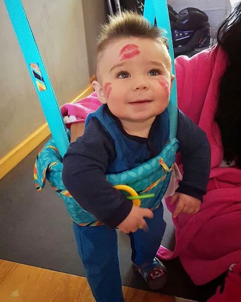 Diego es muy risueño, cautiva a todos con sus hermosos ojos verdes.