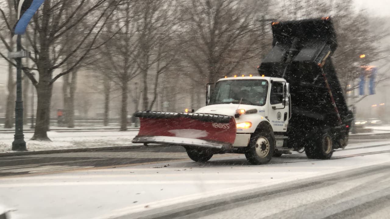 El Departamento de Calles de Filadelfia desplegó decenas de brigadas por la ciudad.