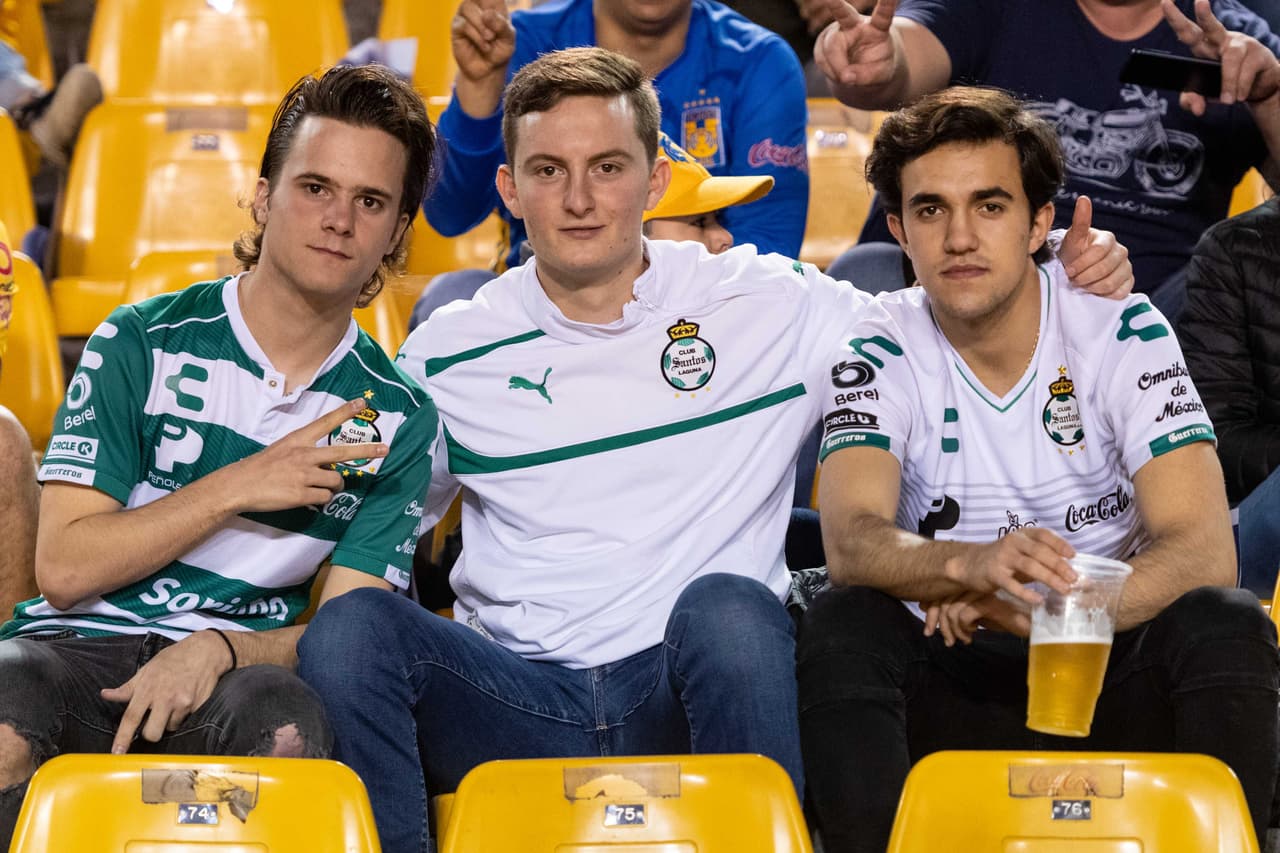 Este fue el color y el ambiente antes del silbatazo inicial en la Ida de la Semifinal por la Liga Campeones de Concacaf entre Tigres y Santos Laguna en el Estadio Universitario, en Monterrey.