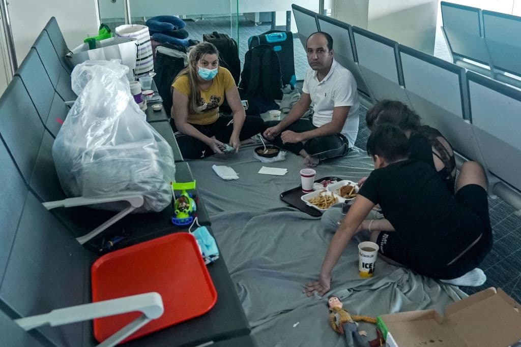 La historia de una familia rechazada en México, que no puede volver a su país y ‘vive en un limbo' en el aeropuerto de Panamá