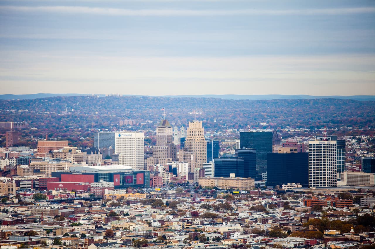Newark ordena restricciones a negocios y restaurantes tras aumento en casos de coronavirus