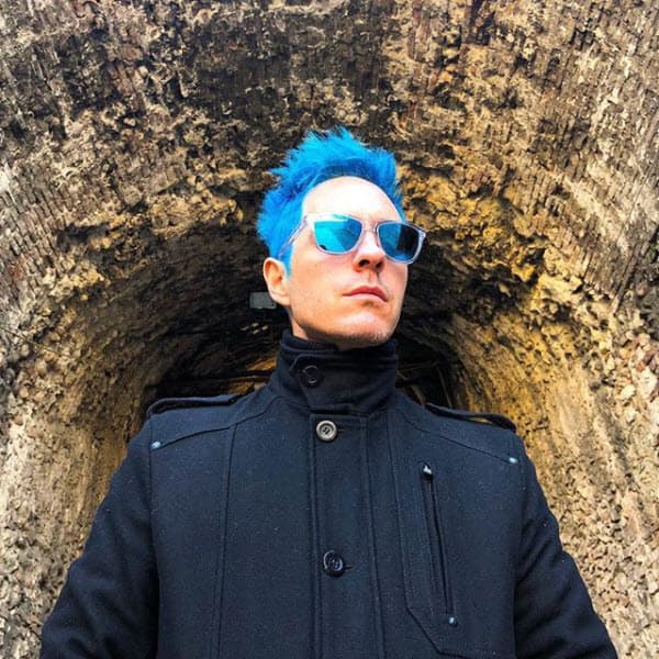 Esa declaración tampoco fue confirmada ni desmentida, pero el rumor sobre que el bebé sería niño cobró fuerza en noviembre cuando Mauricio se tiñó el cabello color azul, lo que desató dudas sobre si lo había hecho para dar pistas.