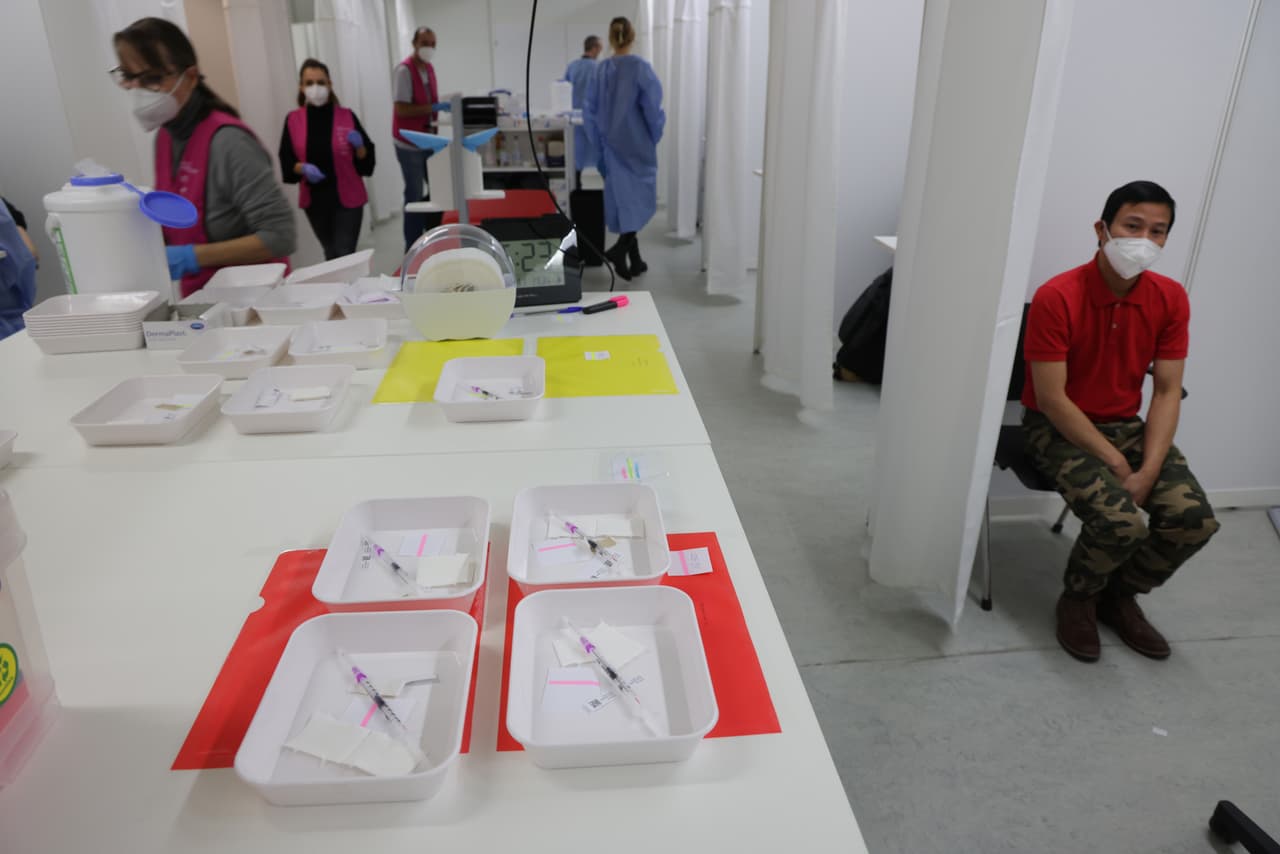 Las autoridades siguen recomendando redoblar los esfuerzos para garantizar la distribución de vacunas alrededor del mundo, para así evitar el surgimiento de nuevas variantes.