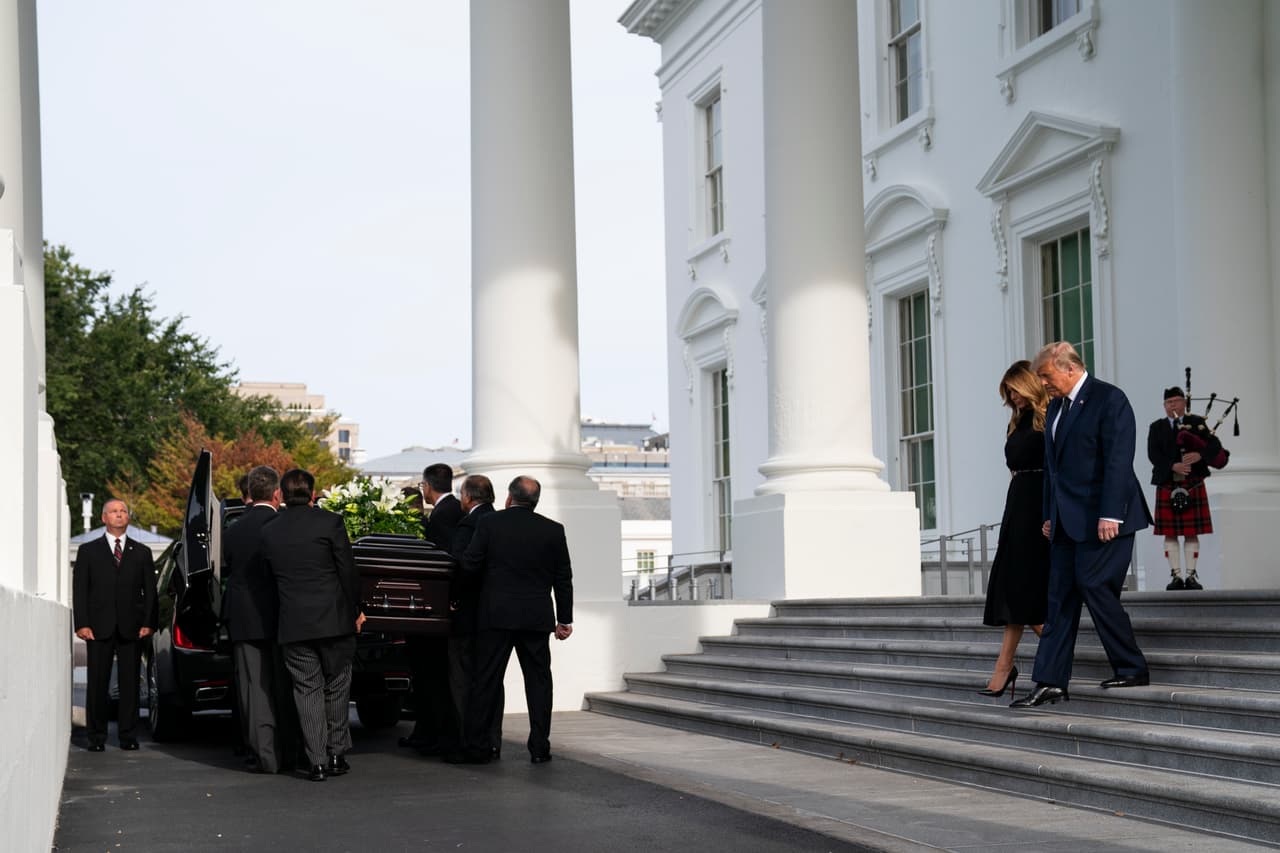 El presidente
<b><a href="https://www.univision.com/temas/donald-trump"> Donald Trump</a></b> y la primera dama
<b><a href="https://www.univision.com/temas/melania-trump">Melania Trump</a></b> siguen el ataúd de Robert Trump en la Casa Blanca después de un servicio conmemorativo, el viernes 21 de agosto de 2020 en Washington DC.