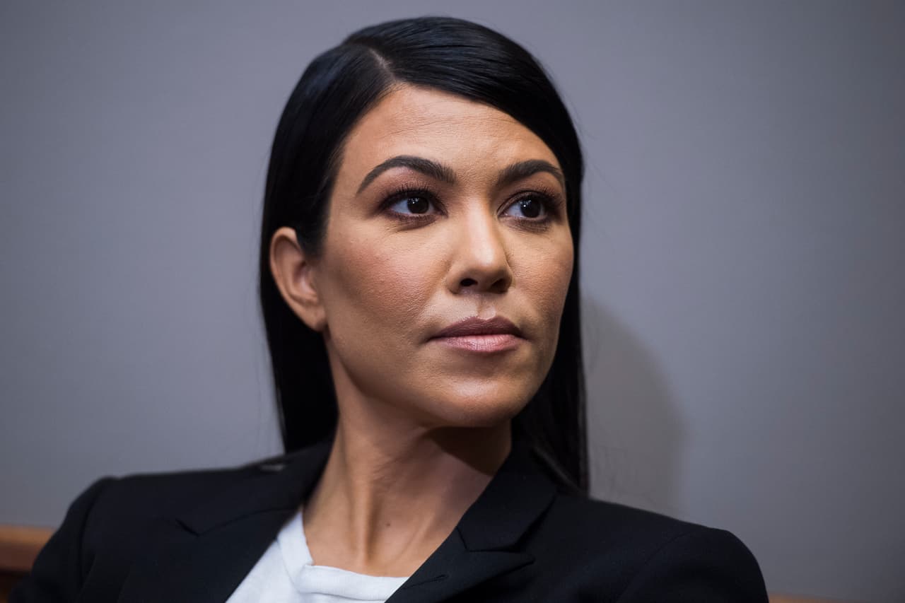 Esta vez, la mayor de las Kardashian, Kourtney, de 39 años, se paseó por los pasillos del Capitolio con el mismo objetivo que muchos de los que allí trabajan: reformar las leyes del país.