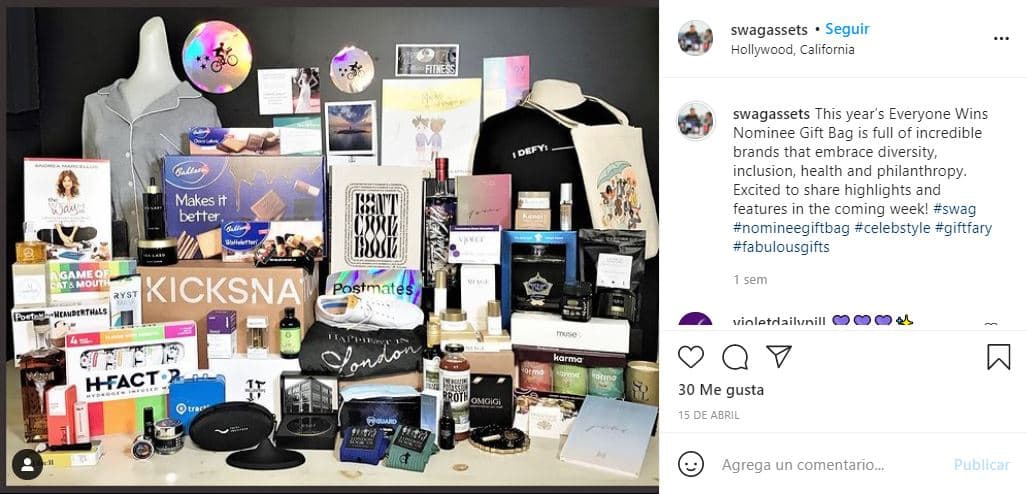 Cada año, los 25 nominados a los premios en las categorías mejor director, actriz y actor (incluídos de reparto) se llevan a casa una bolsa de regalo, que en esta ocasión asciende a más 205,000 dólares, según 
<b><a href="https://www.forbes.com/sites/dawnchmielewski/2021/04/22/inside-the-200000-oscar-2021-gift-bag-from-a-spa-retreat-to-poetry-for-neanderthals/?sh=6444b4391c71" target="_blank">Forbes</a>. </b>