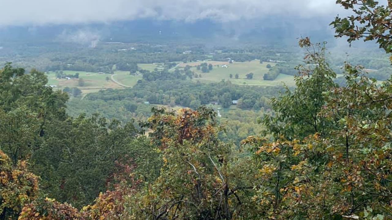 La mujer estaba de paseo con su hijo y su esposo cuando tropezó en un acantilado y cayó al vacío.