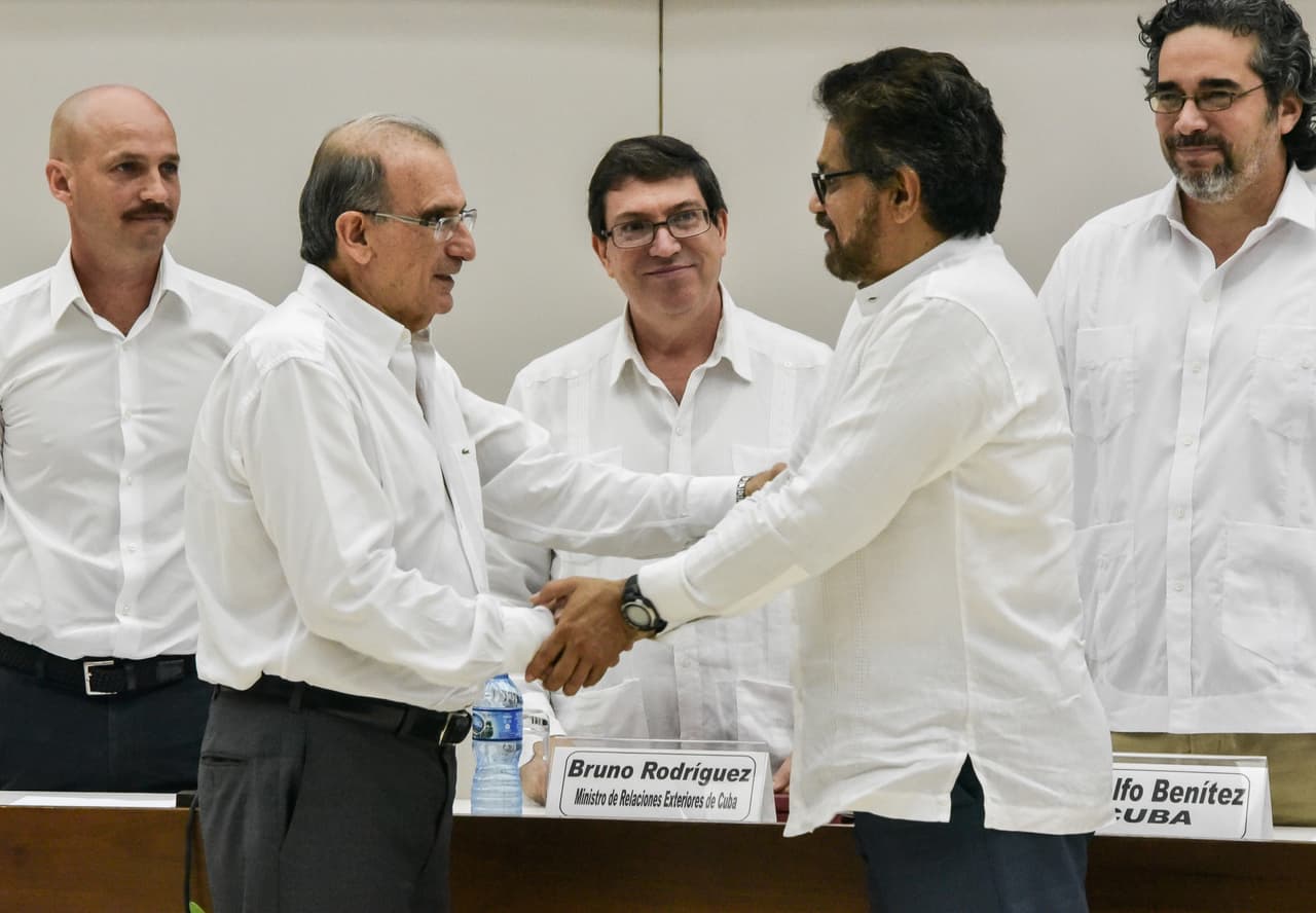 FARC y gobierno firman acuerdo de reparación a las víctimas del conflicto colombiano