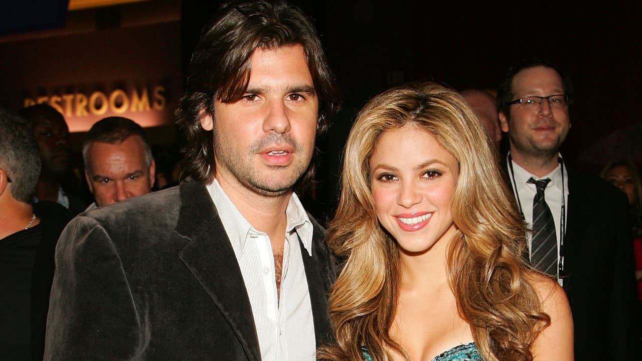 Por aquel entonces, ella mantenía una 
<b><a href="https://www.univision.com/entretenimiento/chismes/shakira-gano-la-demanda-a-antonio-de-la-rua" target="_blank">relación amorosa con el argentino Antonio de la Rúa</a></b>, quien se especula fue quien la convenció de regresar a Miami tras la separación de Piqué. 
<br>