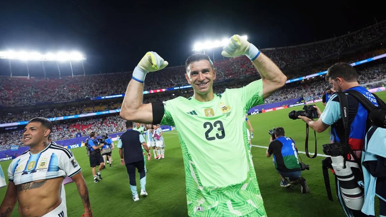 Directivo de Aston Villa aclara el futuro del 'Dibu' Martínez