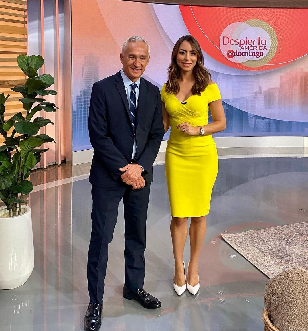 Carolina Rosario no ocultó su emoción y felicidad por estar en este nuevo proyecto llamado Despierta América en Domingo y a través de sus redes sociales compartió esta fotografía con Jorge Ramos, quien fue el padrino del programa.