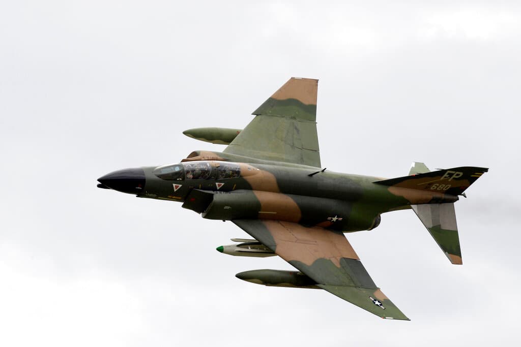 El comandante 
<b>Michael Norman</b> murió a los 39 años cuando su 
<b>QF-4 Phantom</b>, avión de combate de la Marina de los Estados Unidos, se sumergió en un área de humedales contigua a la Base Naval del Condado de Ventura durante la exhibición aérea de Point Mugu, en abril de 2002.