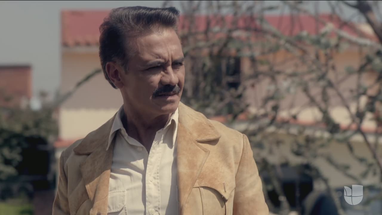 Es un hombre muy estricto y con poco tacto para decir lo que siente.