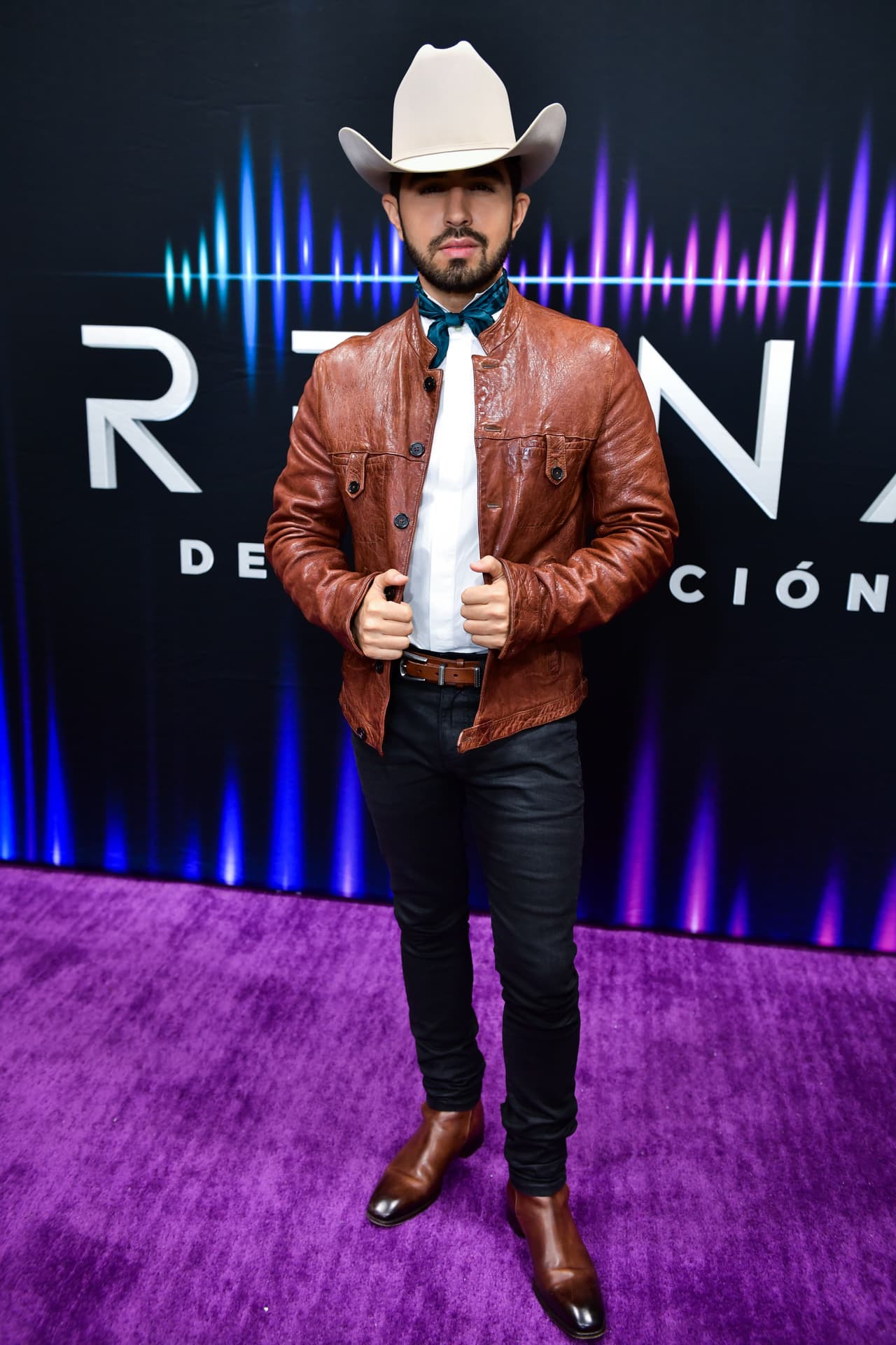 Joss bromeó con la joven al decirle: "No te voy a negar que sí sales así en la noche...", lo que provocó risas entre los asistentes.