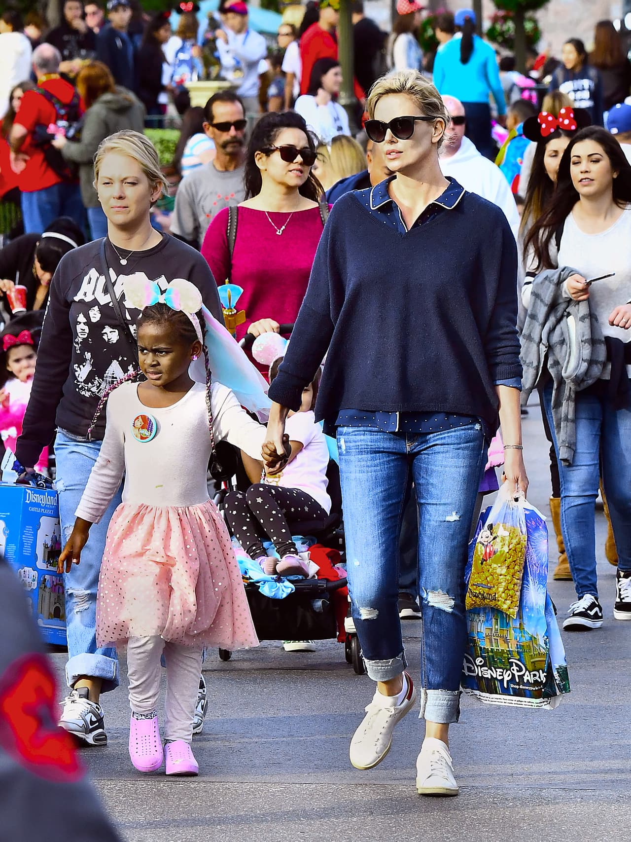 ¿Qué tal el outfit del pequeño Jackson Theron?