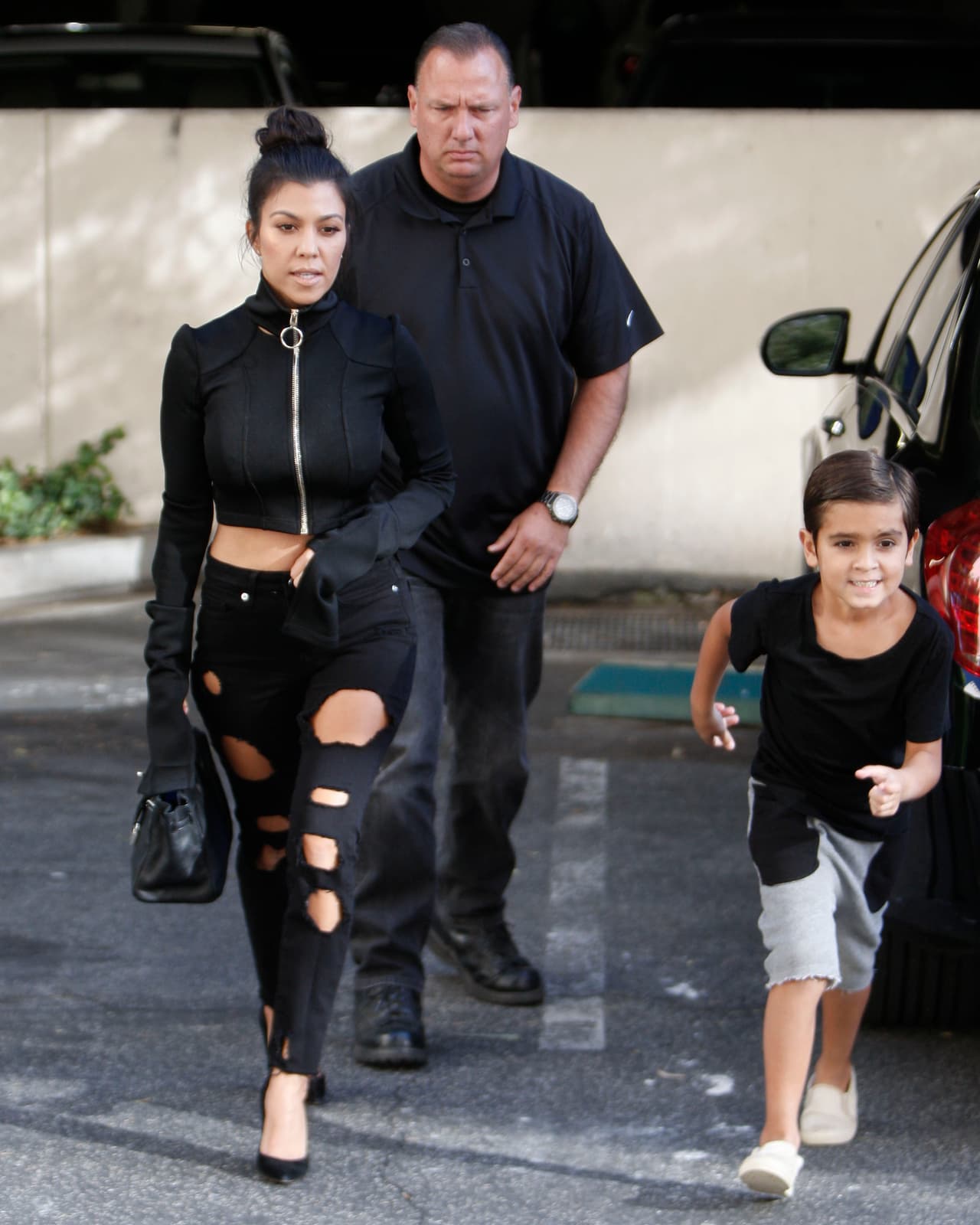 Lucía muy guapa, pero sus jeans estaba llenos de agujeros.