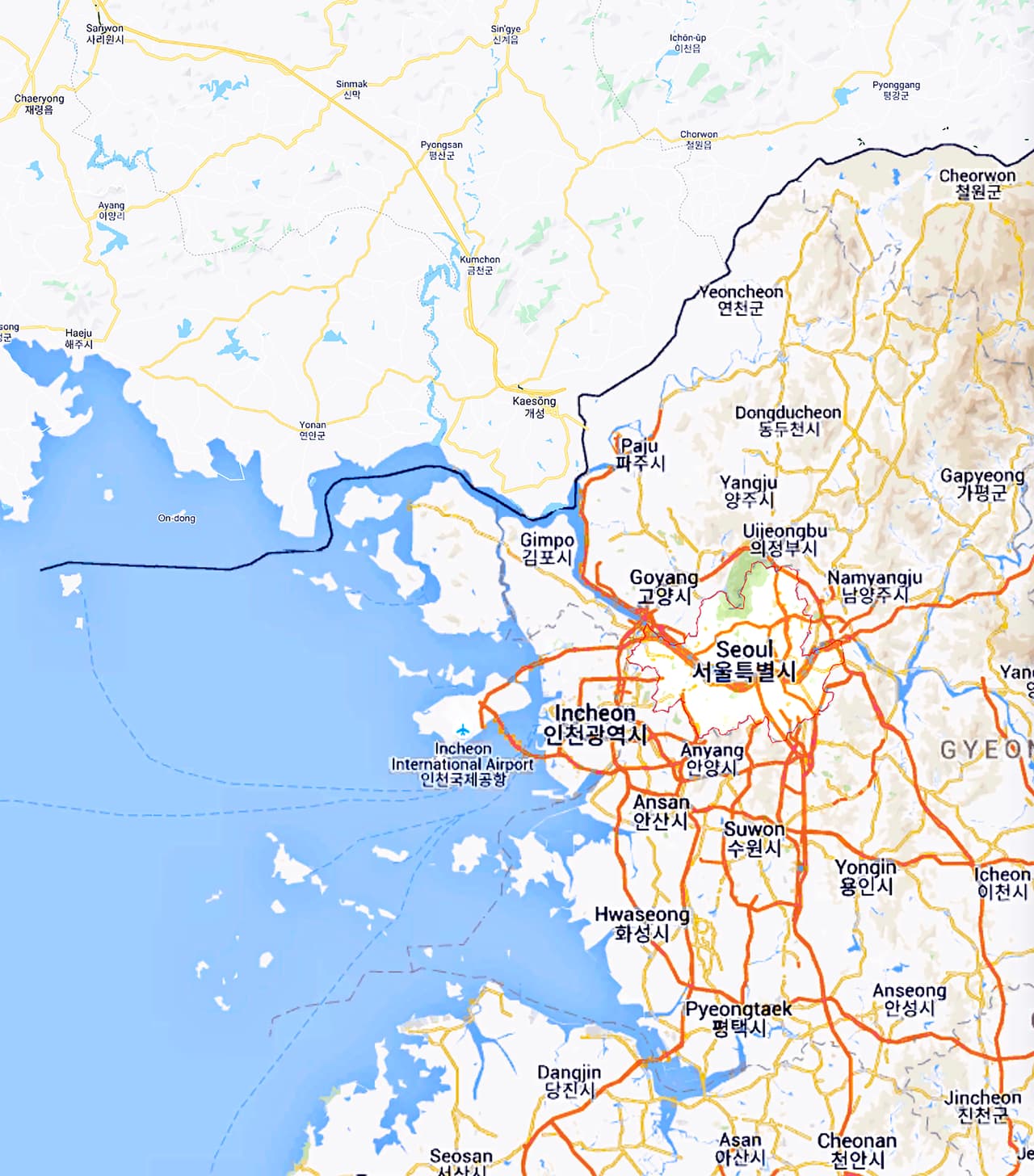 <b>"Tienen que mudarse" de Seúl.</b> En una reunión con funcionarios de seguridad en la Casa Blanca en abril de 2017, al presidente se le hizo una presentación en imágenes de la frontera entre las dos Coreas.
<a href="https://time.com/5744414/trump-generals-military-experience/" target="_blank">Según un reporte de la revista Time</a>, al parecer en ese momento el mandatario se percató de lo cerca que está Seúl, la capital de Corea del Sur, del límite con la amenazante Corea del Norte (apenas 15 millas). "¿Por qué Seúl está tan cerca de la frontera con Corea del Norte?", preguntó el mandatario a los militares y luego les expresó la imposible recomendación.