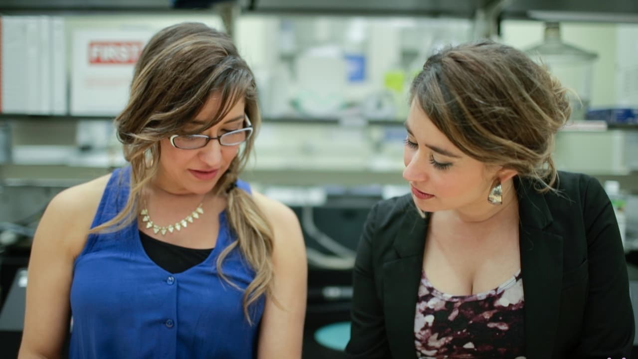 Las gemelas Susana y Alma Stephanie Tapia en instalaciones de la NASA.