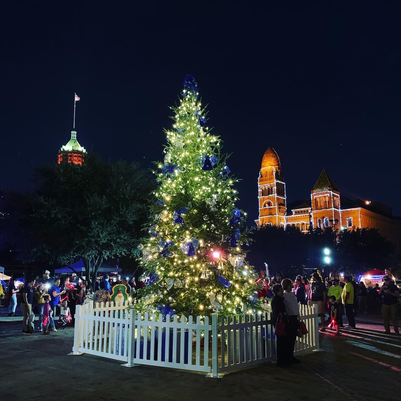 <b>SAN ANTONIO; Texas.-</b> Con el inicio de diciembre, oficialmente estamos en la
<b> temporada navideña</b>, y San Antonio es punto de referencia al adornarse de luces por todas sus calles, centros comerciales y parques temáticos.
<br>
<br>Aprovecha todos los espectáculos que ofrece la Ciudad y no olvides tu celular para la selfie porque te tenemos una lista con los lugares que tienen las
<b>mejores instalaciones navideñas </b>para decorar tus redes sociales.
<br>
<br>
<b>Mira una lista aquí con toda la info que necesitas de cada evento:</b>