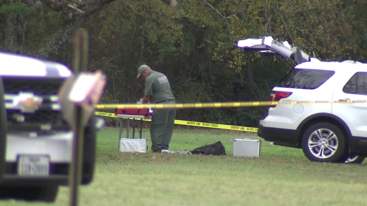 Detectives del condado Smith y del FBI permanecieron en la propiedad donde fue hallado el cadáver de Kayla Gómez durante todo el día domingo, recabando evidencia.