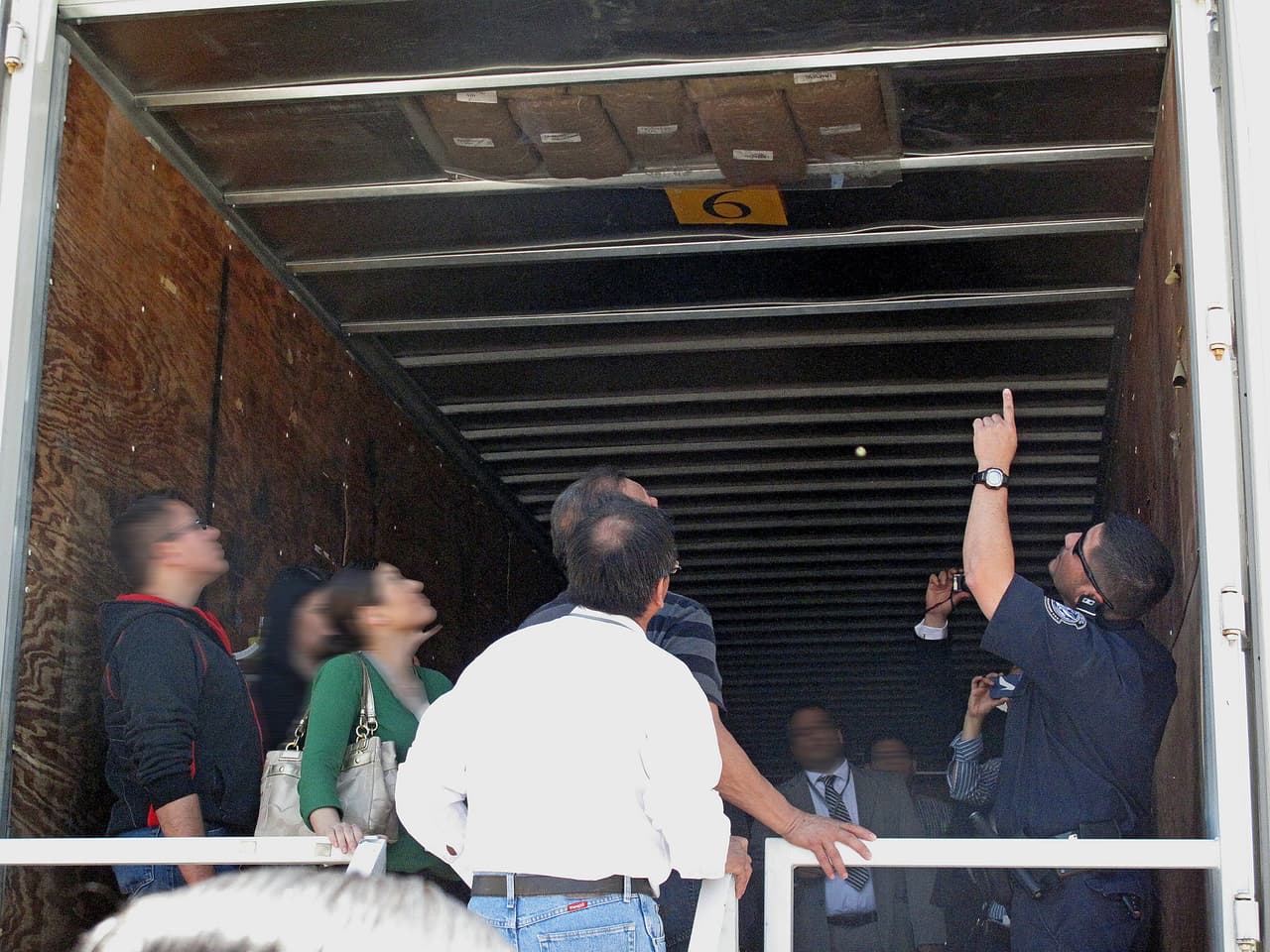 "¡Ahí está!". Paquetes de droga pegados en el techo de la caja de un tráiler.