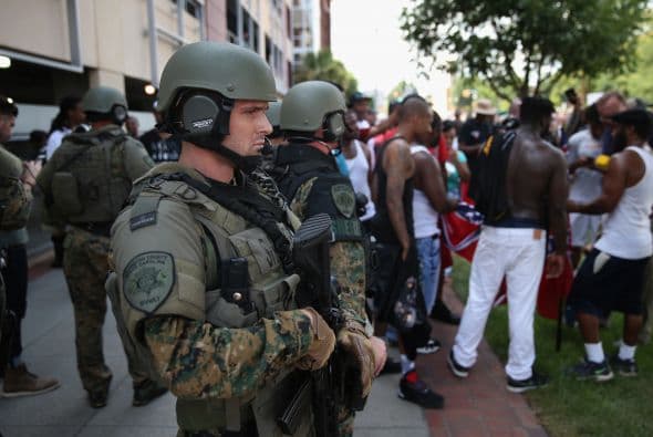 La tensión que propició la cercanía de ambos grupos motivó que las autoridades redoblaran la presencia de agentes con chalecos antibalas y cascos.