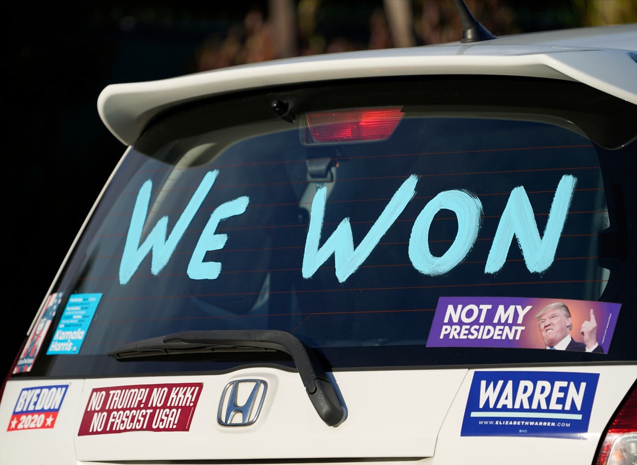 "We won" ("Ganamos" en español) un mensaje muy repetido en los carros que salieron en caravana a recorrer las calles de Santa Mónica y Beverly Hills en California, tras el anuncio del triunfo de Jor Biden como el nuevo presidente de Estados Unidos.