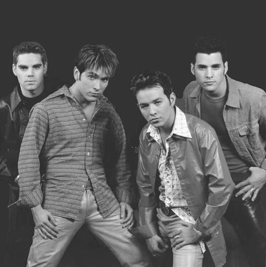 En aquel tiempo lucía muy diferente. Aquí lo vemos junto a sus compañeros de la agrupación, Pablo es el segundo de izquierda a derecha.