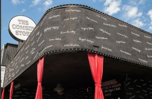 <b>The Comedy Story</b>: 
<br>En la década de los cuarentas este edificio fue el popular restaurante Ciro’s y sirvió como la sede operativa del conocido mafioso Mickey Cohen. Se dice que Cohen y sus “socios” manejaban asuntos “delicados” en el sótano. Hoy en día visitantes dicen haber escuchado gritos, quejidos y hasta rugidos emanando del sótano.