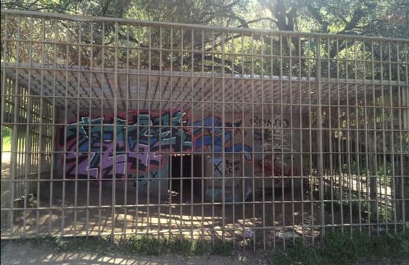 De 1912 a 1966 Griffith Park también incluía un zoológico, pero esto cerró tras la inauguración del LA Zoo. Las jaulas llevan décadas sin hospedar criaturas exóticas, sin embargo más de un visitante a la zona ha dicho reportado el sonido de rugidos y demás dentro de las celdas abandonadas.