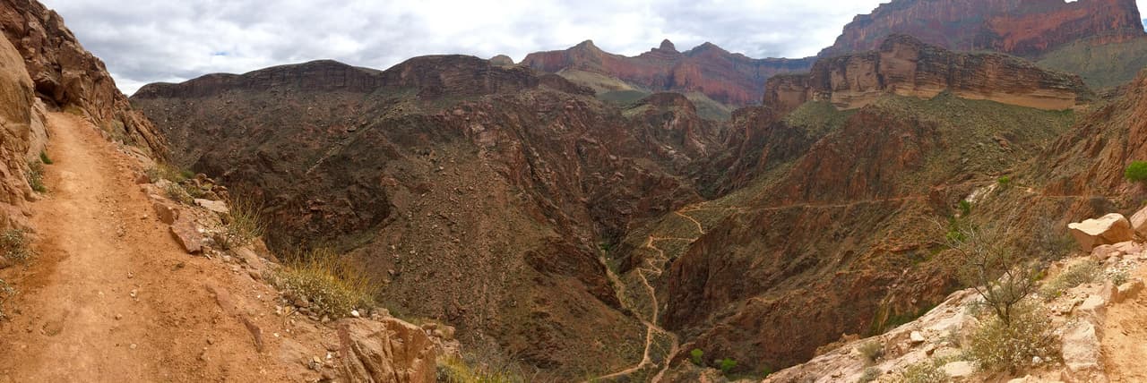 En el camino hay lugares para descansar bajo la sombra de árboles y fuentes de agua para llenar tu botella.