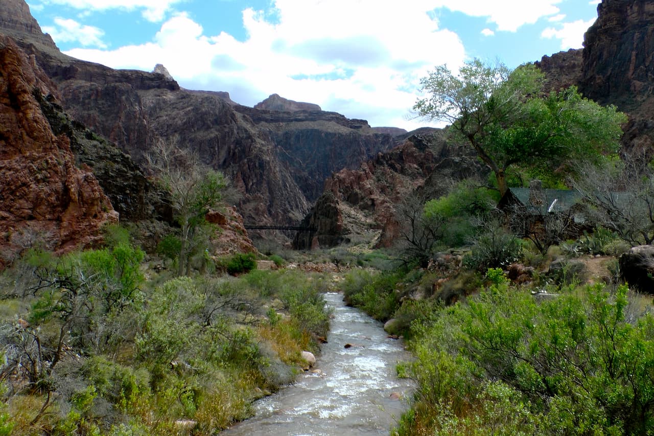 En el camino tanto de bajada como de subida hay otros lugares para acampar. Necesitas conseguir un permiso del parque.
