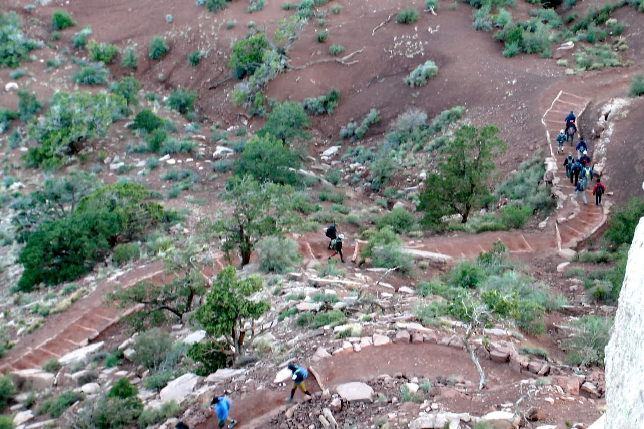 Cada vez es más común ver a aventureros que entrenan duramente durante meses para adentrarse al fondo del Gran Cañón y apreciar de primera mano su diversidad.