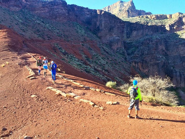 Aunque algunos se lanzan y logran hacerlo por tener el entrenamiento y la condición física, no es recomendable hacer esta excursión en un solo día ya que incrementa el alto riesgo de sufrir un golpe de calor, deshidratación y hasta la muerte.
