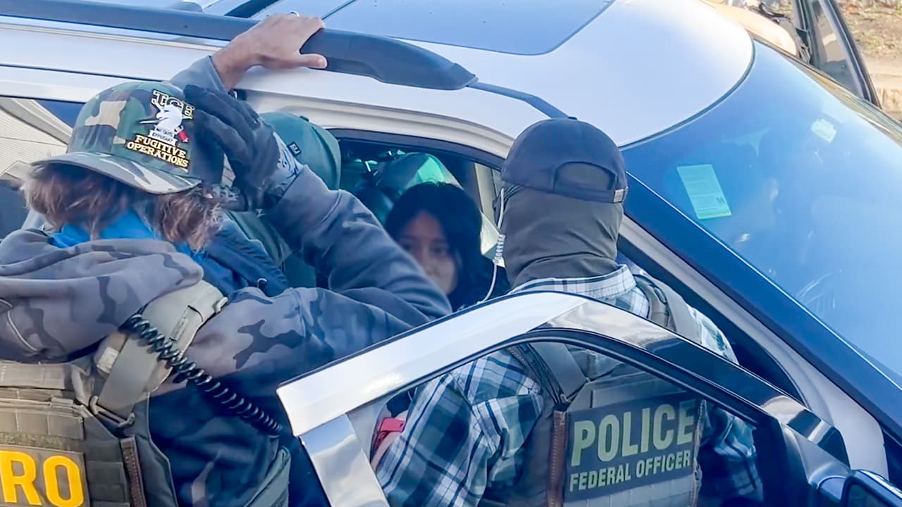 Agentes de ICE arrestan a una madre durante una parada de tráfico y la separan de su bebé