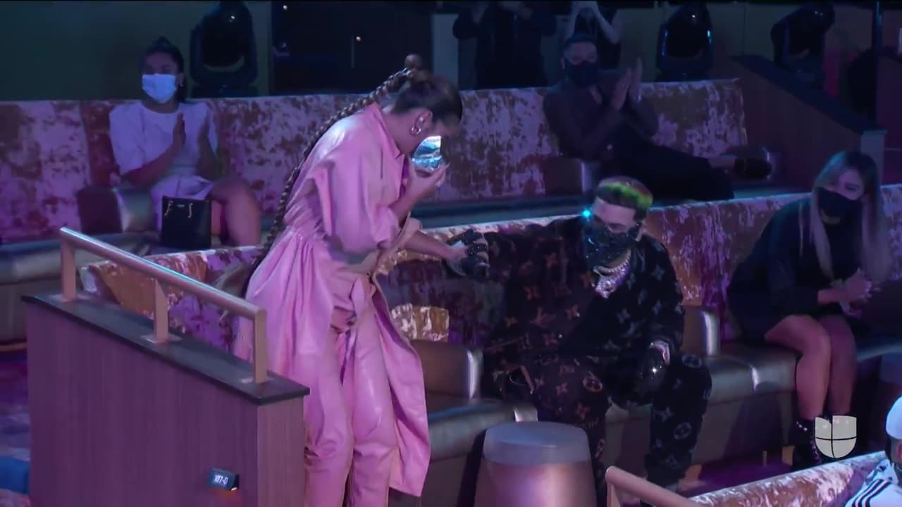 La primera en deleitar al público fue la intérprete de 'Tusa', quien fue llamada al stage para recibir el premio a 'La Canción Más Pegajosa'. Al ser nombrada por Ivy Queen, la cantante colombiana se levantó de su asiento asombrada y feliz. Para respetar las normas de sanidad, la pareja solo se tomó de la mano.